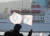 한 시민이 입항하는 북한 예술단 본진을 태운 만경봉 92호를 바라보며 한반도기를 흔들고 있다. [연합뉴스]