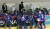 2018 평창동계올림픽을 앞두고 4일 오후 인천시 연수구 인천선학국제빙상장에서 열린 &#39;여자 아이스하키 남북 단일팀과 스웨덴 대표팀과의 평가전&#39; 3피리어드에서 남북 단일팀 선수들이 작전타임을 갖고 있다. [인천=사진공동취재단]