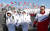  여자 아이스하키 남북단일팀 중 북한 선수들이 훈련을 위해 6일 오후 평창동계올림픽 강릉선수촌을 나서고 있다. [연합뉴스]