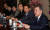 문재인 대통령(오른쪽)이 지난 5일 오후 청와대 수석보좌관회의에서 발언하고 있다. [청와대사진기자단]