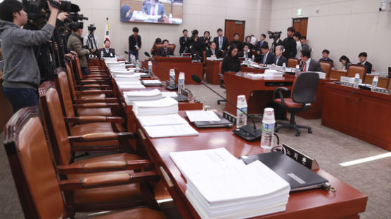 법사위 파행, 민주당 "권성동 사임하라" VS 한국당 "정치공세로 민생 내팽개쳐"