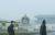 지난달 17일 미세먼지 오염으로 서울 하늘이 뿌옇게 변한 가운데 시민들이 마스크를 쓰고 광화문 광장을 걷고 있다. 당시 서울 등 수도권에는 미세먼지에 비상저감 조치가 발령됐다. [중앙포토]