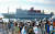북한의 대형 화물 여객선 ‘만경봉 92호’. 사진은 2002년 부산 아시안게임에 참가한 북측 응원단이 이용한 만경봉호의 다대포 입항을 환영하는 시민들의 모습이다. [연합뉴스]