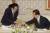 김대중 대통령이 2000년 9월 청와대에서 김용순 북한 노동당 비서와 건배하고 있다. [중앙포토]