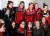 캐나다의 나탈리 스푸너(윗줄 왼쪽 둘째) 등 캐나다 선수들이 5일 강원도 강릉시 올림픽선수촌에서 동료선수들과 기념촬영을 하고 있다. [뉴시스]