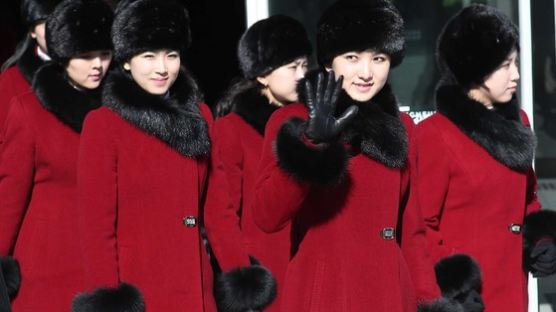 [서소문사진관]미소 띤 얼굴로 손 흔드는 북한 예술단원들