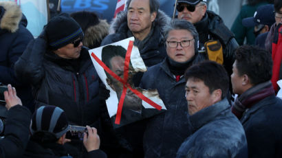 하태경 의원이 '인공기·김정은 소각 퍼포먼스' 말리는 이유