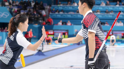 '평창올림픽 첫 경기' 한국 컬링 믹스더블, 핀란드에 9-4 승리
