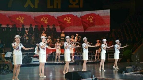 [정용수의 삼지연스케치]8일 올림픽 축하무대 무대 오르는 북한 삼지연관현악단은....