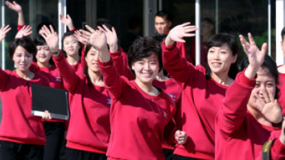 북한노래 '반갑습니다'로 시작한 삼지연관현악단 공연