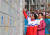 원길우 북한 선수단장(왼쪽)이 8일 2018 평창 겨울올림픽에 참가하는 북한 선수단의 공식 입촌식에서 휴전벽에 붉은 글씨로 &#39;조선민주주의인민공화국 올림픽 선수단 원길우&#39;라고 적고 있다. [연합뉴스]