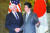 7일 일본 도쿄에서 회담한 미국의 펜스 부통령(왼쪽)과 아베 신조 일본 총리.[AP=연합뉴스]