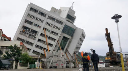 [대만 지진] “인력 충분”…중국 구조 제안 거부한 대만, 일본 구조대는 다음날 받아