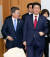 문재인 대통령(왼쪽)이 9일 오후 평창 블리스 힐 스테이트에서 평창올림픽 개막식 참가차 방한한 아베신조 일본 총리와 정상회담을 하기 위해 입장하고 있다. [청와대사진기자단]