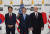 문재인 대통령이 평창올림픽 개막식이 열리는 9일 오후 강원도 용평 블리스힐스테이에서 열린 올림픽 개회식 리셉션에서 아베 신조 일본 총리, 마이크 펜스 미국 부통령과 기념사진을 찍고 있다. 