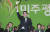 민주평화당 창당대회가 열린 6일 오후 국회 의원회관에서 박지원 의원이 손을 들어 인사하고 있다. 임현동 기자 