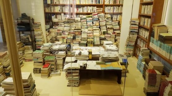 고은 시인의 서울도서관 ‘만인의 방’ 논란 … 서울시, “철거 계획 없다” 