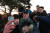 지도 위치 1 : 문재인 대통령이 2018년 1월 1일 북한산 사모바위 근처에서 의인으로 선정된 시민들과 사진을 찍고 있다. [사진 청와대]