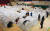 11일 경북 포항에서 규모 4.6 지진이 나자 진앙과 가까운 흥해실내체육관에 있던 이재민들이 공포에 휩싸였다. [연합뉴스]