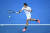지난 호주 오픈 테니스 대회 결승전 때 경기 중인 로저 페더러의 모습. 새파란 코트와 핑크색 운동화, 흰색 운동복이 마치 스포츠 브랜드의 화보 같은 광경을 연출했다. [사진 나이키]