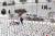 민족 최대 명절 설 연휴를 사흘 앞둔 12일 국립대전현충원을 찾은 참배객들이 눈이 소복히 쌓인 묘비에서 성묘하고 있다. 김성태 프리랜서