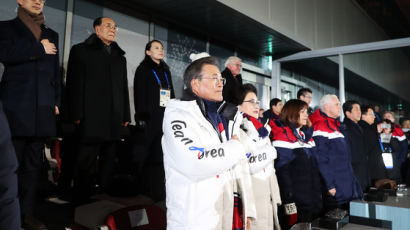 "애국가에 일어선 김여정, 과거엔 상상도 못할 장면"