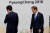 문재인 대통령(오른쪽)이 9일 오후 평창 블리스힐스테이트에서 평창올림픽 개막식 참가차 방한한 아베 신조 일본총리와 정상회담을 갖고 현안에 대해 논의했다. [청와대사진기자단]