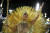11일(현지시간) 브라질 리우 데자네이루 삼바 전용 공연장에서 열린 삼바 스쿨 퍼레이드에서 참가자가 화려한 춤을 선보이고 있다. [로이터=연합뉴스]   