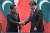 지난해 12월 중국을 방문한 압둘라 야민 몰디브 대통령이 시진핑 국가주석과 악수 중이다. 이 때 양국은 자무역협정을 체결했다. [AP=연합뉴스]