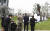 지난해 7월 경기 평택시 캠프 험프리스에서 열린 미8군 사령부 신청사 개관식에서 토머스 밴달 미8군사령관을 비롯한 참석자들이 워커 장군 동상 제막식을 하고 있다.[연합뉴스]