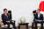 문재인 대통령(오른쪽)이 9일 오후 평창 블리스힐스테이트에서 평창올림픽 개막식 참가차 방한한 아베 신조 일본총리와 정상회담을 갖고 현안에 대해 논의했다. [청와대사진기자단]