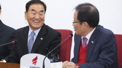 이재오·김현아 영입한 날, 한국당 내부선 "콩가루당이냐" 비판