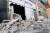 경북 포항에서 11일 발생한 지진으로 장량동 상가 건물 유리창과 에어컨 실외기가 파손됐다. [뉴스1]
