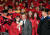 문재인 대통령이 12일 울산시 울주군 울산과학기술원(UNIST) 학위수여식에 참석해 졸업생들과 셀카를 찍고 있다. 청와대사진기자단