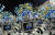  12일(현지시간) 브라질 리우 데자네이루 삼바 전용 공연장에서 열린 삼바 스쿨 퍼레이드에서 참가자들이 화려한 공연을 펼치고 있다. [AP=연합뉴스]
