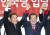 자유한국당 홍준표 대표(오른쪽)와 이재오 늘푸른당 대표가 기념촬영을 하고 있다. 임현동 기자