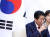 아베 신조 일본 총리가 평창올림픽 개막식이 열리는 9일 오후 강원도 용평 블리스힐스테이에서 문재인 대통령과 정상회담을 하던 중 물을 마시며 목을 축이고 있다. 청와대 사진기자단