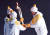 안정환(오른쪽)이 9일 강원 평창 올림픽스타디움에서 열린 2018 평창동계올림픽대회 개회식에서 남북 아이스하키팀의 정수연-박종아에게 성화를 전달하고 있다. [중앙포토]