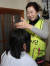 신화남 나눔봉사단장이 11일 부산 영도구 봉래1동 저소득층 집을 방문해 미용봉사를 하고 있다.송봉근 기자