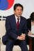 문재인 대통령이 9일 오후 평창 블리스힐스테이트에서 평창올림픽 개막식 참가차 방한한 아베 신조 일본총리와 정상회담을 갖고 현안에 대해 논의했다. [청와대사진기자단]