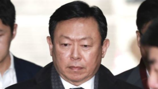'국정농단 연루 혐의' 신동빈 회장, 1심 징역 2년6개월 ‘법정구속’