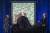 12일 미국 워싱턴DC 스미스소미언 국립 초상화 갤러리에서 공개된 버락 오바마 전 대통령의 초상화. 오바마 전 대통령(오른쪽)과 작가 케힌테 와일리가 작품을 공개하고 있다. [EPA=연합뉴스]