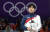 13일 오후 강릉 스피드스케이트 경기장에서 열린 2018평창동계올림픽 스피드스케이팅 남자 1,500m에세 동메달을 딴 김민석이 플라워 세리머니에 참석해 기뻐하고 있다. [연합뉴스]