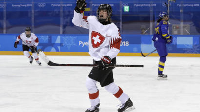 여자 아이스하키 스위스, 스웨덴 2-1로 꺾고 B조 1위