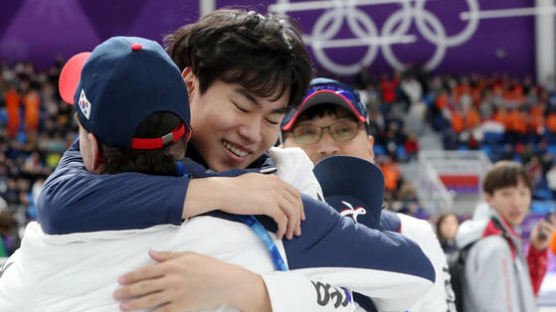깜짝 동메달 김민석 포옹한 코치는…이승훈 목마 태운 ‘밥데용’