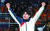 13일 오후 강릉 스피드스케이트 경기장에서 열린 2018평창동계올림픽 스피드스케이팅 남자 1,500m에서 동메달을 차지한 김민석이 플라워 세리머니에 참석해 두 팔을 번쩍 들고 있다 [강릉=연합뉴스]