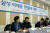더불어민주당 박영선 의원(맨 왼쪽)이 13일 오전 국회에서 민주연구원 주최로 열린 &#39;삼성 이재용 판결에 대한 긴급 토론회&#39;에서 축사하고 있다.[연합뉴스]