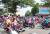 한국 경영진이 잠적한 베트남 동나이 성의 섬유·의류공장 앞에 근로자들이 모여 있는 모습. [현지 VTV 캡처=연합뉴스]