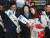더불어민주당 추미애 대표와 우원식 원내대표가 14일 서울역에서 평창동계올림픽 자원봉사자를 격려하고 있다. 임현동 기자
