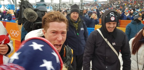 평창올림픽 스노보드 남자 하프파이프 우승을 극적으로 거둔 뒤, 기뻐하는 미국의 숀 화이트. [사진 독자 제공]